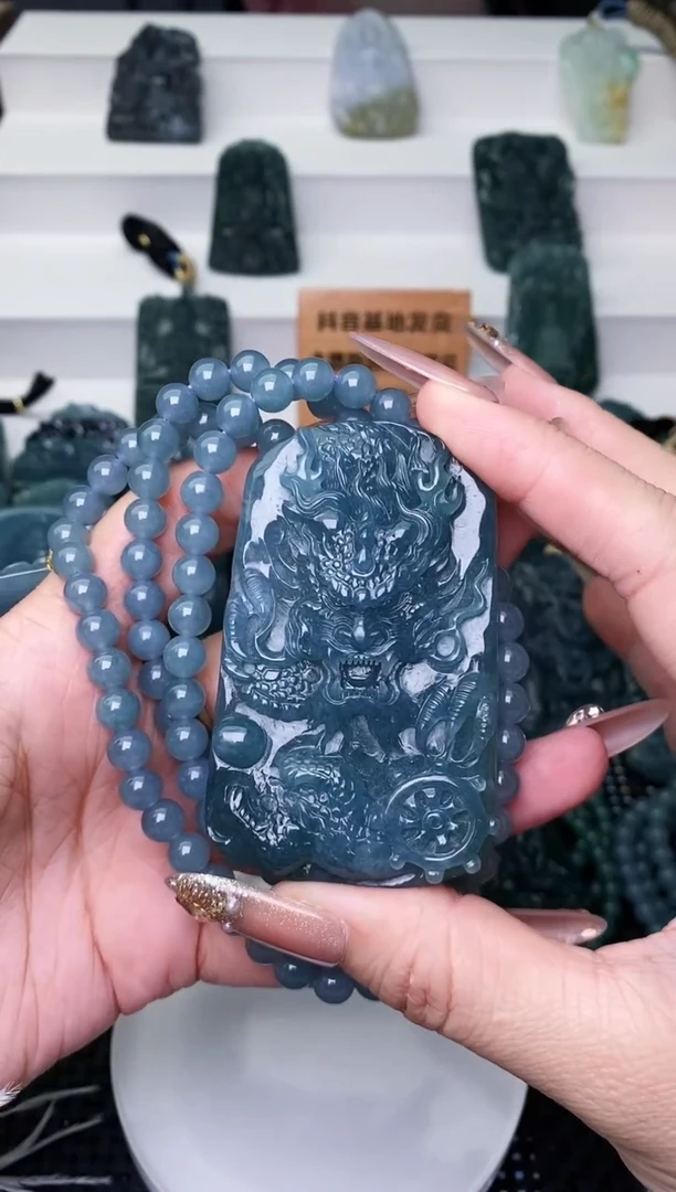 颈饰未镶嵌翡翠
