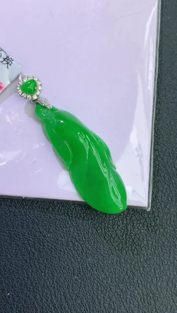 颈饰18K金镶嵌翡翠赠礼盒证书 麦麦