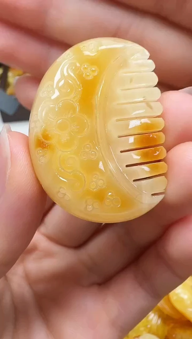 未镶嵌琥珀裸石如图