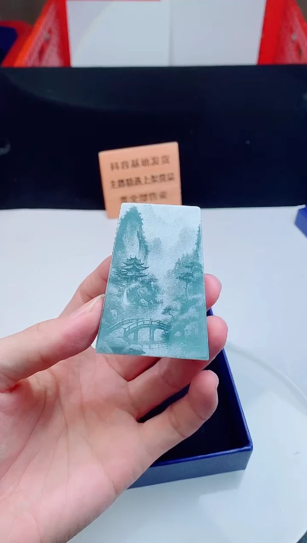 颈饰未镶嵌翡翠  `