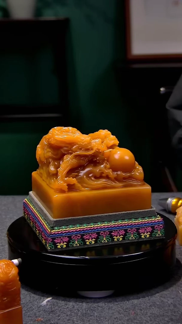 【闪购商品】田黄石麦芽糖双龙戏珠