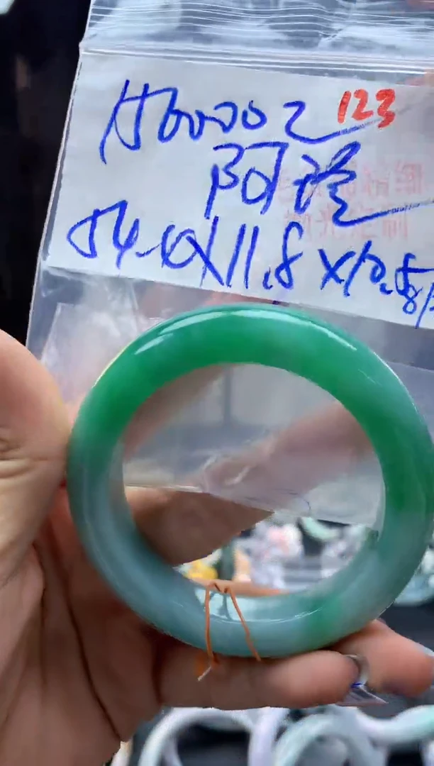 未镶嵌定制翡翠阿*123毛货需精细抛光多样性1件150000元