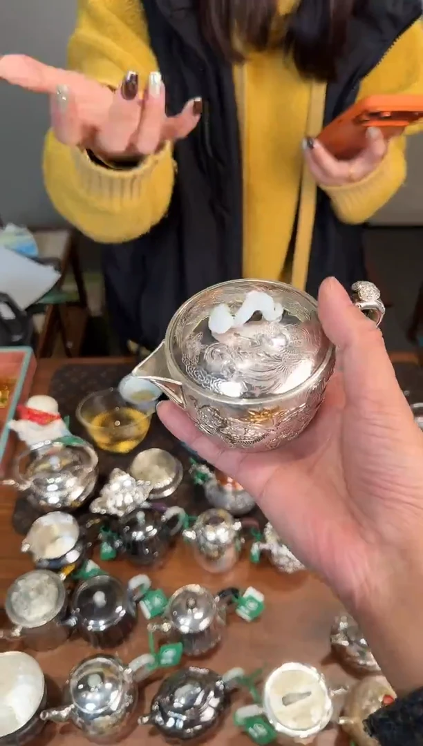 *寸发标 手作高浮雕錾刻嵌金游龙戏凤江山壶