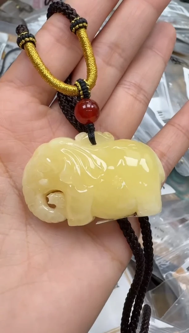 未镶嵌琥珀裸石如图