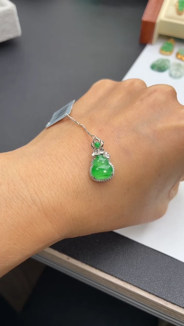 颈饰18K金镶嵌翡翠天然翡翠A货