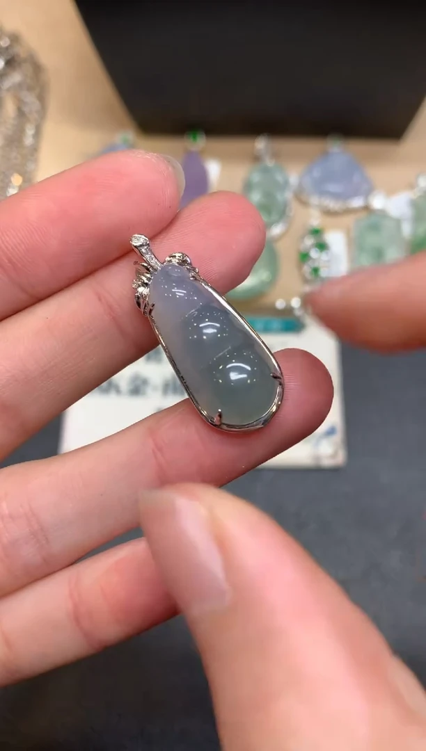 【闪购商品】翡翠颈饰18K金镶嵌福豆【无服务费】