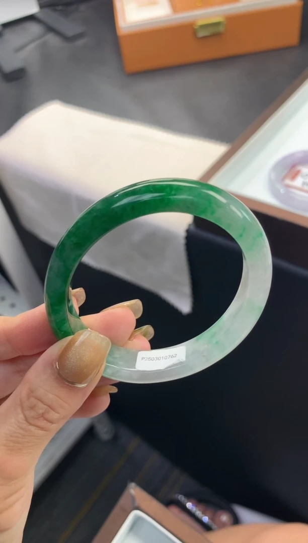翡翠手镯（贵妃镯）未镶嵌 退货需挂牌完好