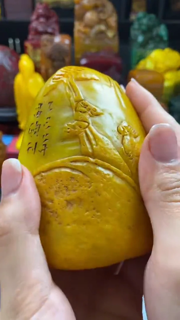 寿山石印石鸡油黄皮壳薄意雕随形