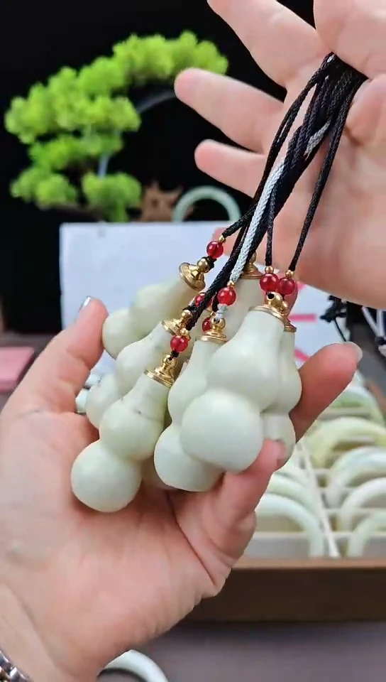 蛇纹石玉未镶嵌吊坠(赠链)葫芦