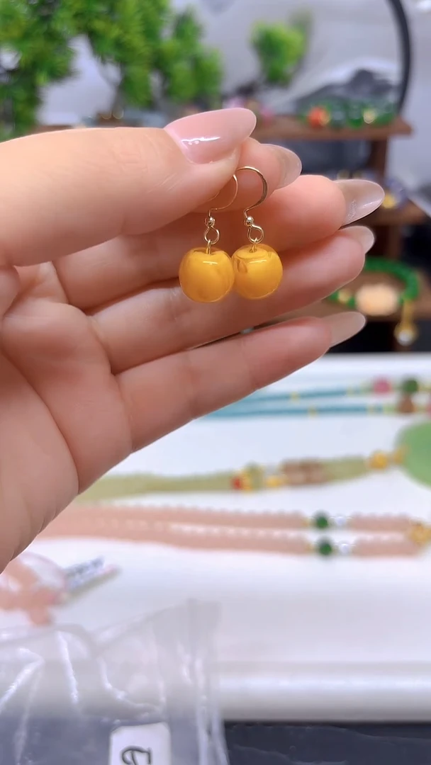 14K金镶嵌蜜蜡耳饰E01