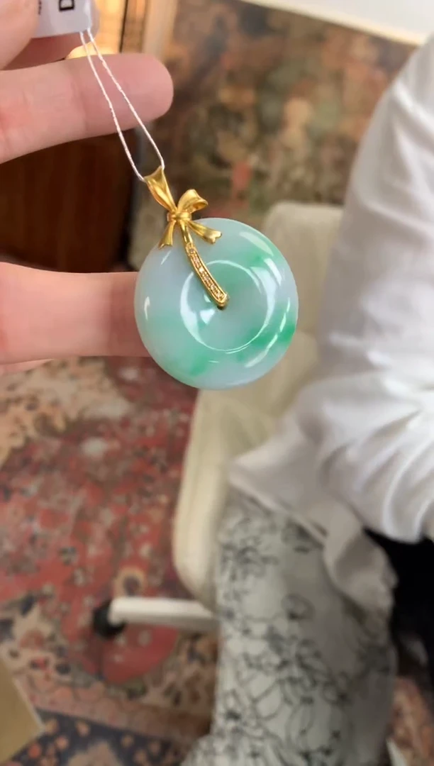 翡翠18K金镶嵌颈饰平安扣