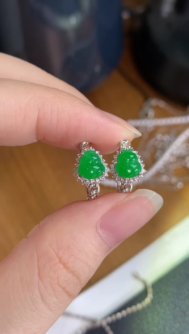 18K金镶嵌翡翠耳饰绿葫芦耳包