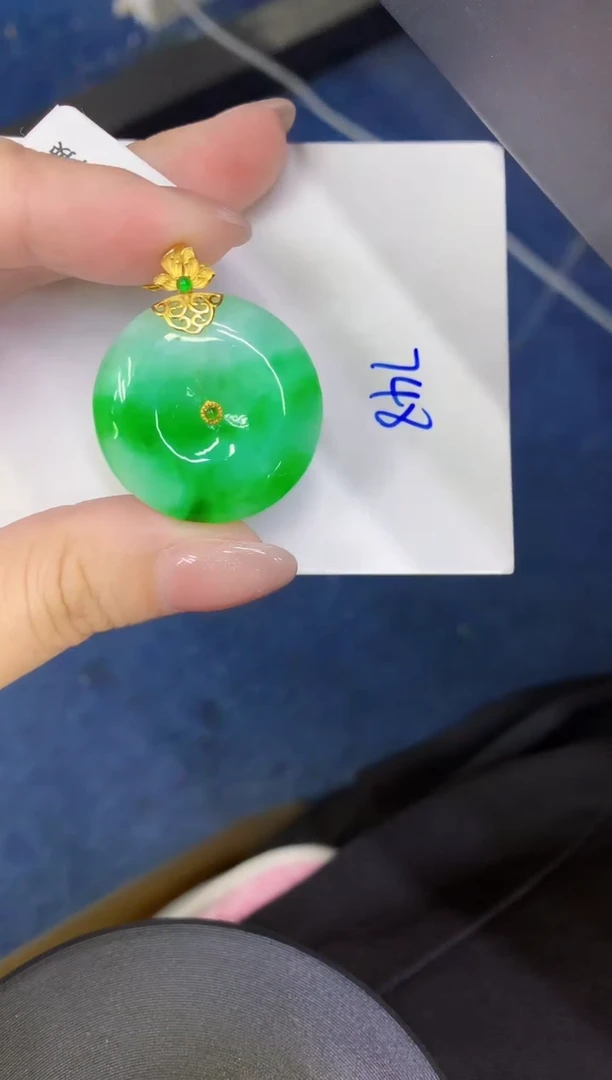 颈饰18K金镶嵌翡翠缅甸天然翡翠A货