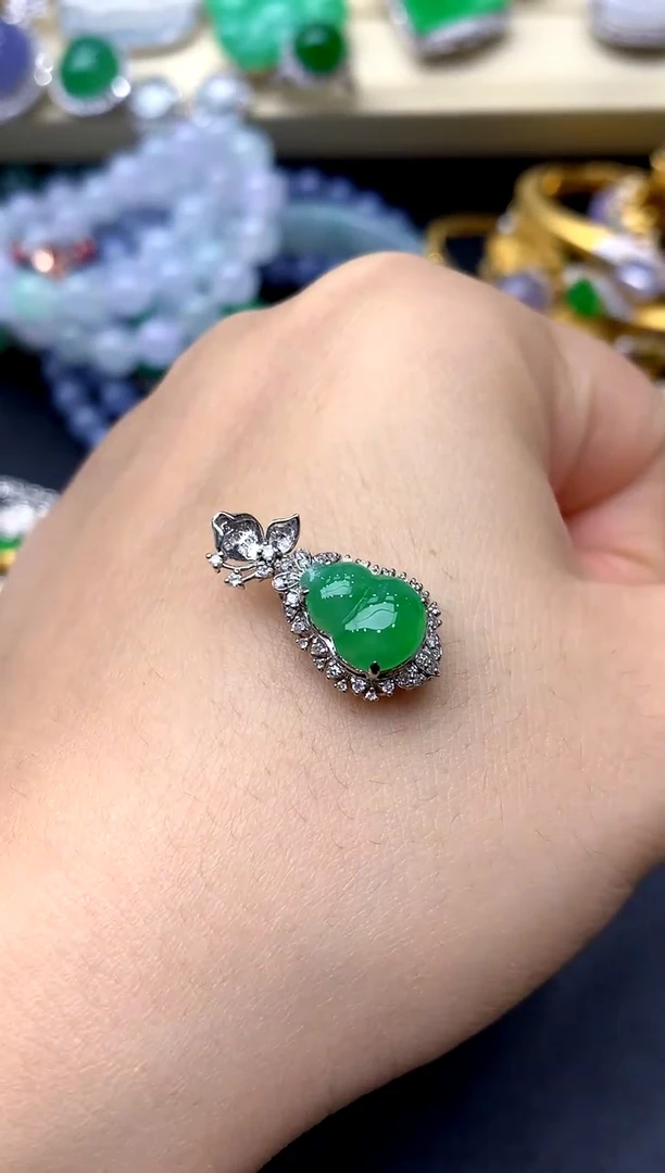 颈饰18K金镶嵌翡翠240 -中国好珍宝