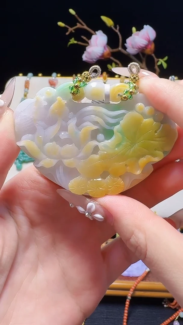 翡翠未镶嵌颈饰如意锁