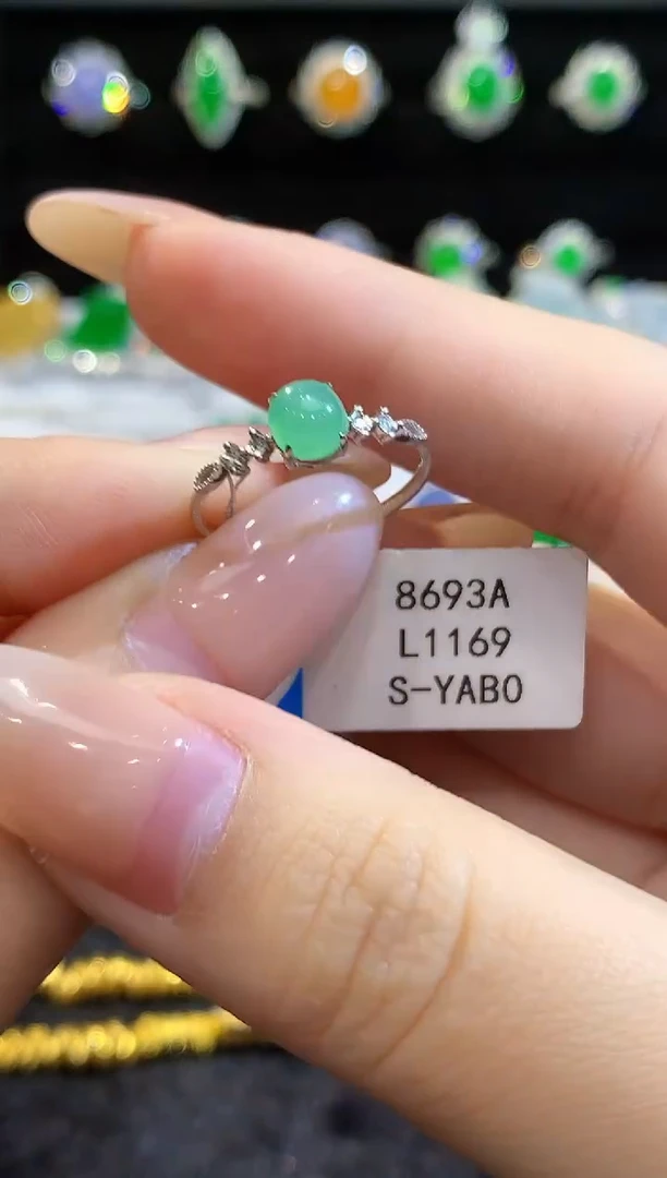 18K金镶嵌戒指翡翠多样性发其一