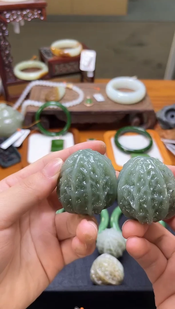 未镶嵌和田玉把件吐拉牧场 核桃一对 1