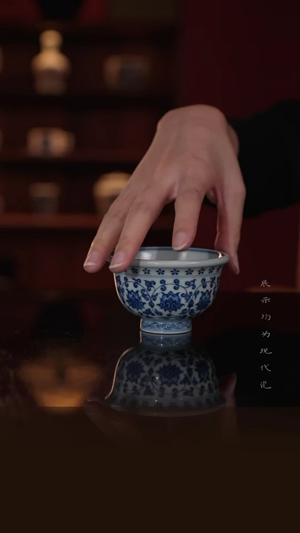 景德镇纯手绘青花缠枝狮心压手