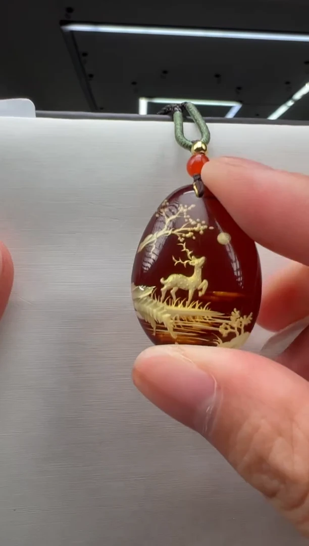 未镶嵌颈饰琥珀小鹿