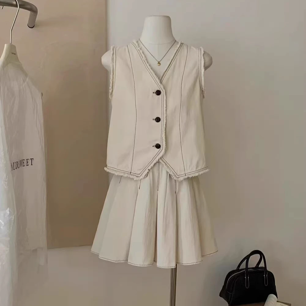 Y5709-3明线撞色毛边V领马甲+设计感高腰显瘦A字百褶短裙套装