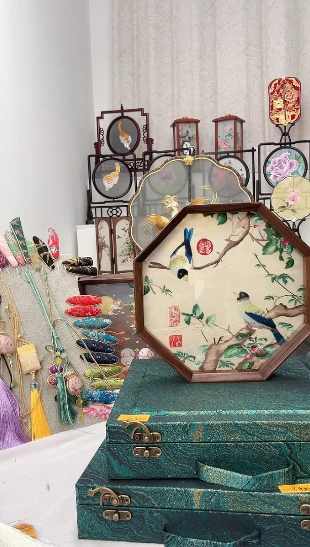 扇子苏绣作品手工摆台