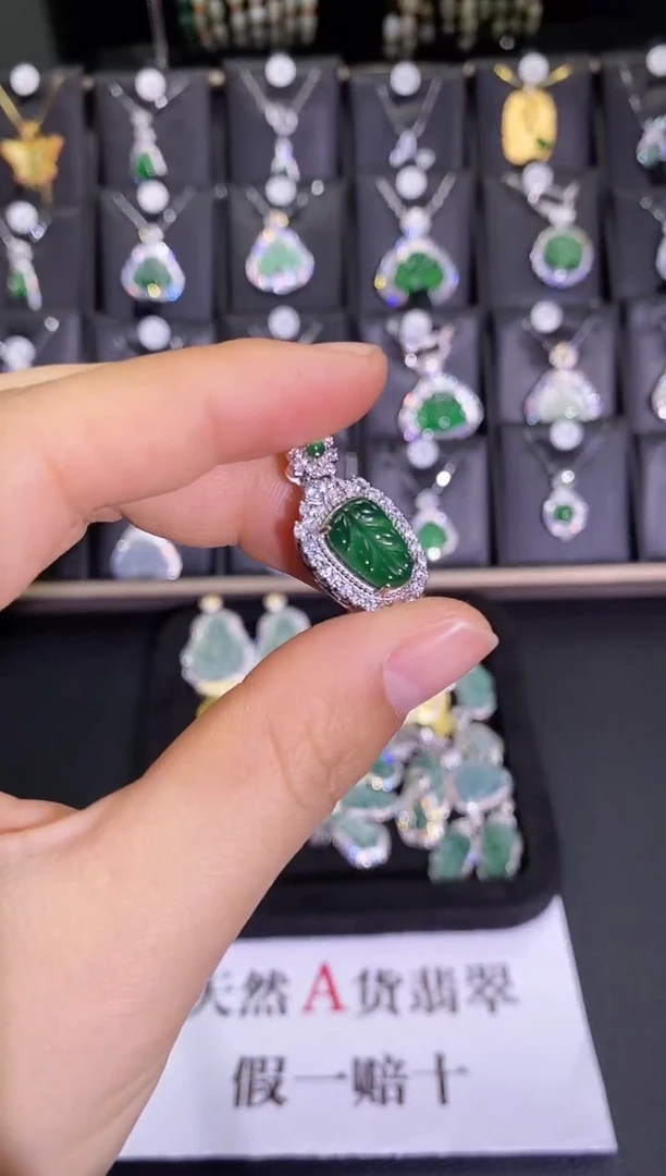 【闪购商品】翡翠吊坠(赠链)银S925镶嵌叶子帝绿