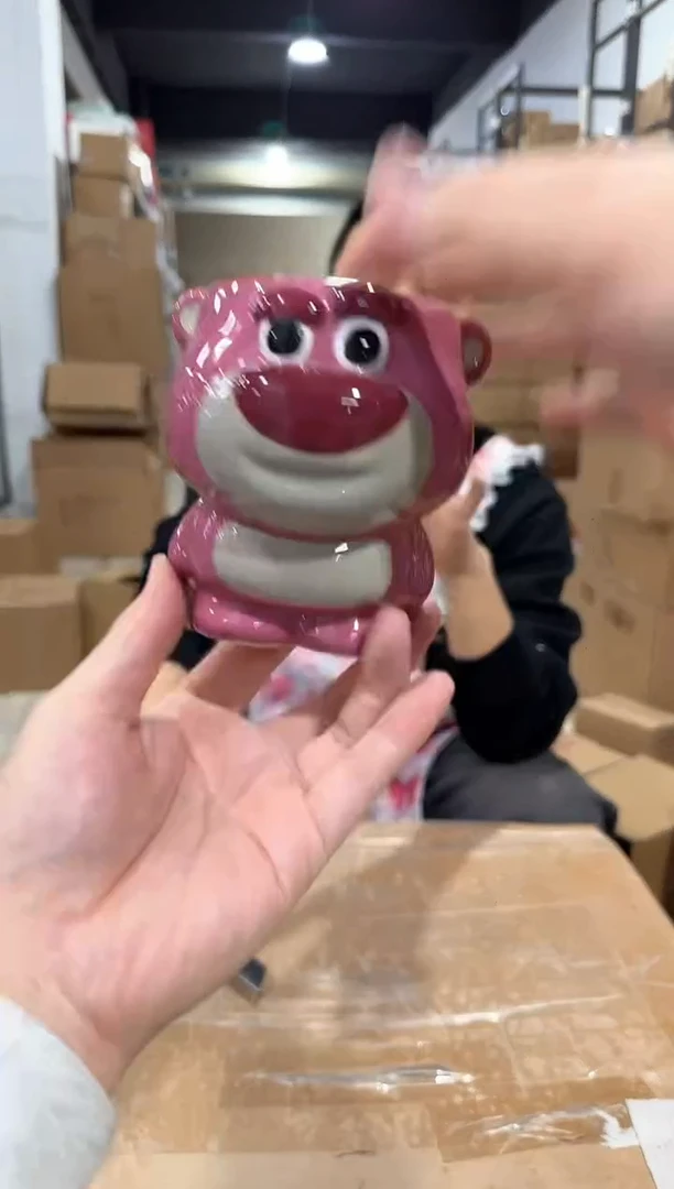 瓷片Q版草莓熊全身杯