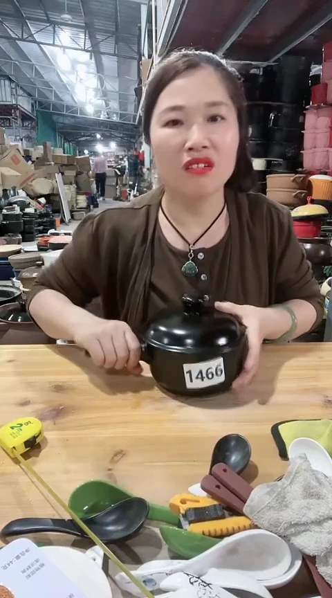 1466瑕疵黑色手把锅带盖