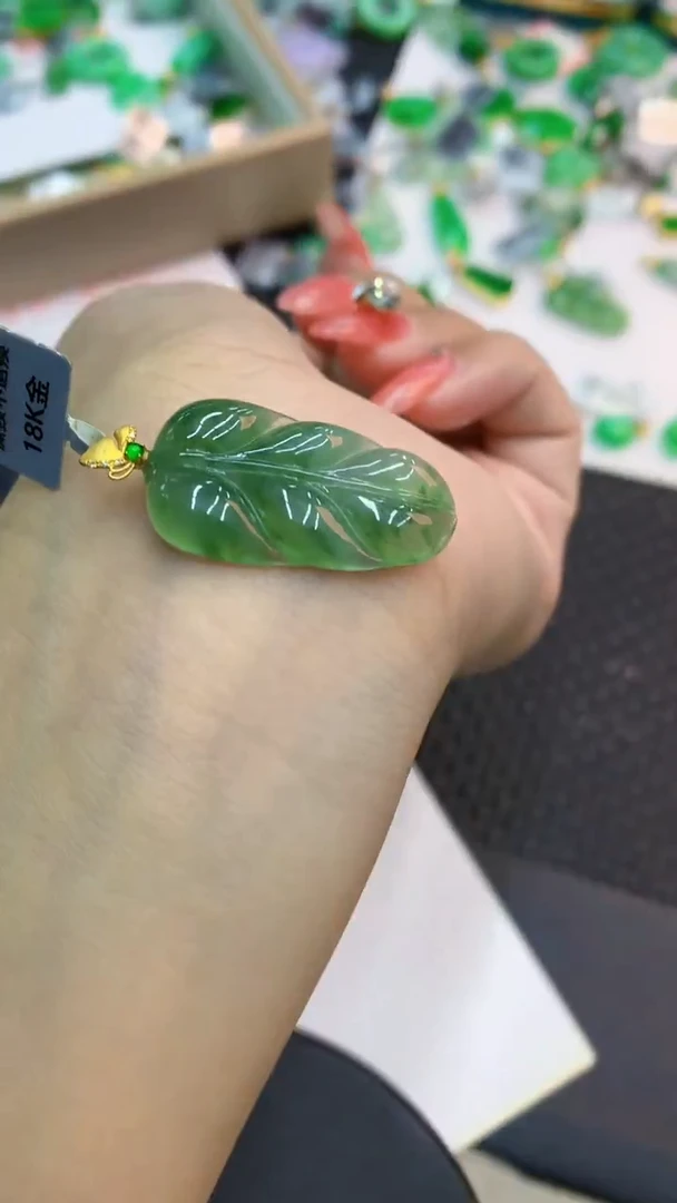 颈饰18K金镶嵌翡翠1