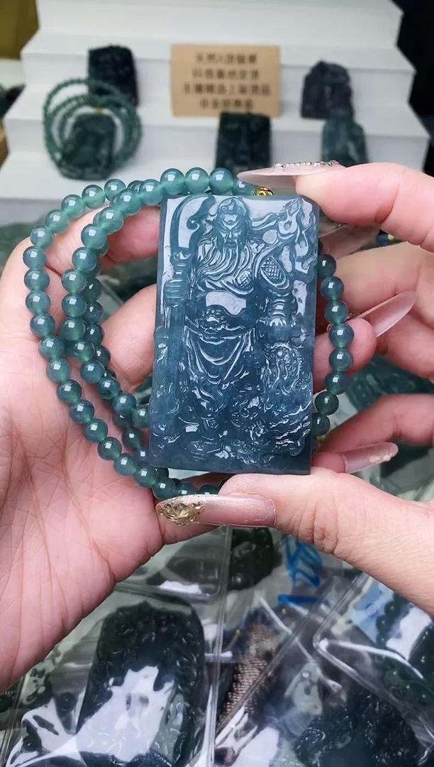 颈饰18K金镶嵌翡翠