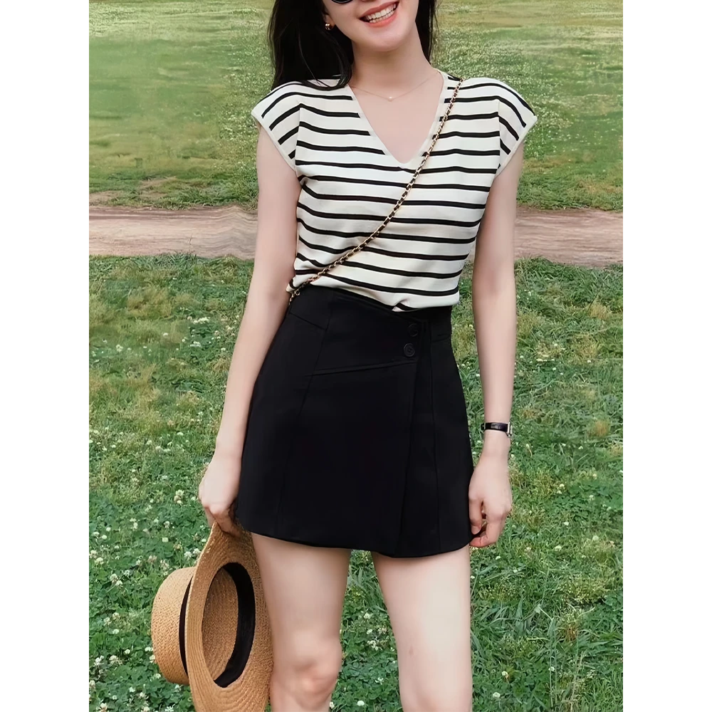 2025夏季韩版韩系V领条纹无袖针织上衣搭配高腰显腿长黑色短裤