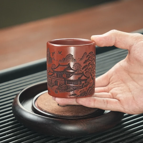 宜兴原矿大红袍手工刻绘观山紫砂主人杯 GCL