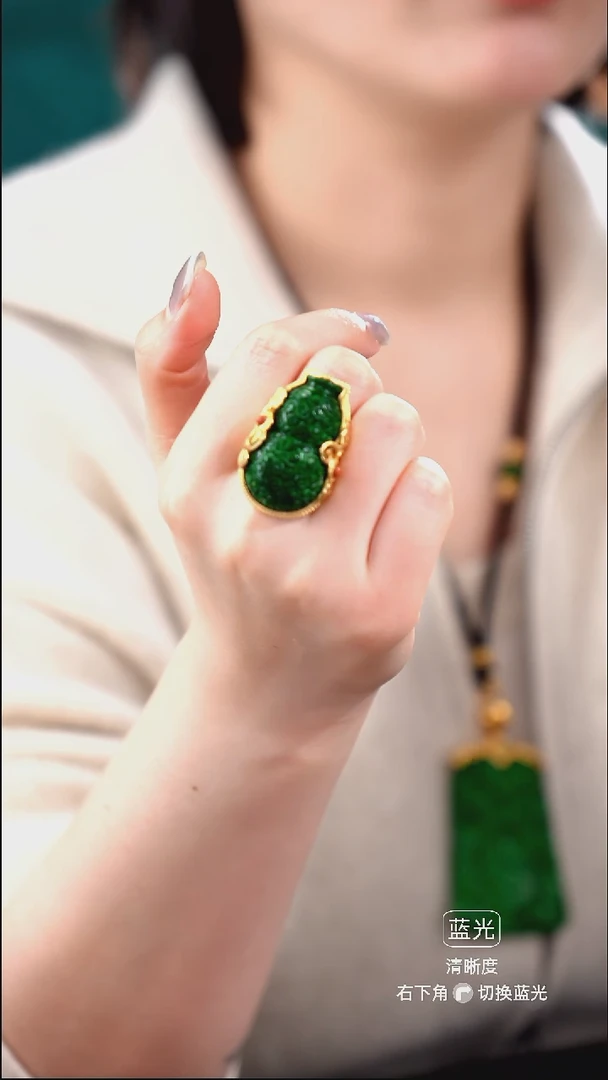 颈饰未镶嵌翡翠戒指