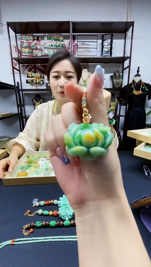 颈饰未镶嵌翡翠吊坠