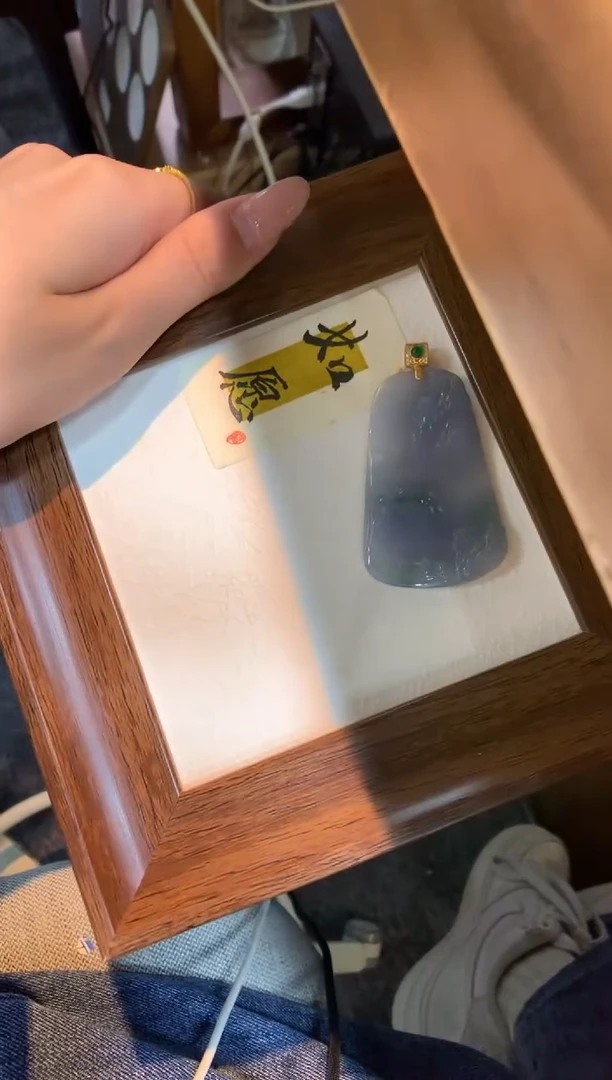 颈饰18K金镶嵌翡翠山水牌