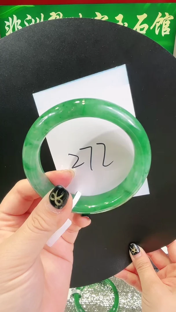 未镶嵌手镯石英质玉（非洲翠）微瑕一经发货运费不退介意勿拍