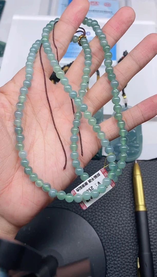 颈饰未镶嵌翡翠