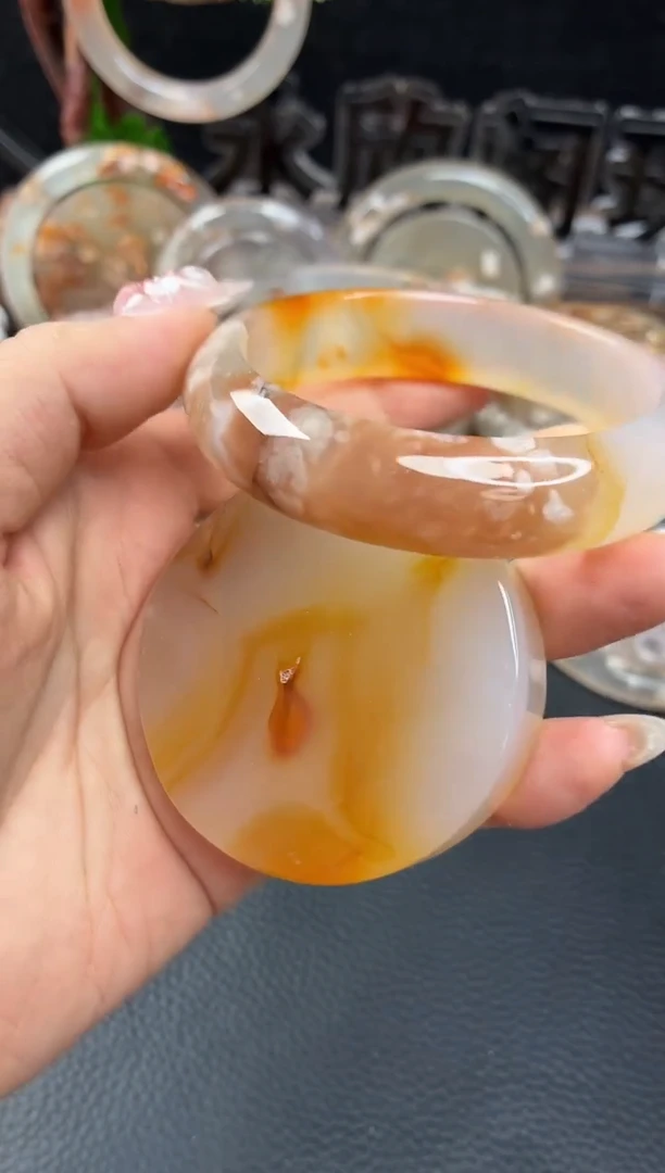 未镶嵌手镯（圆镯）石英质玉55