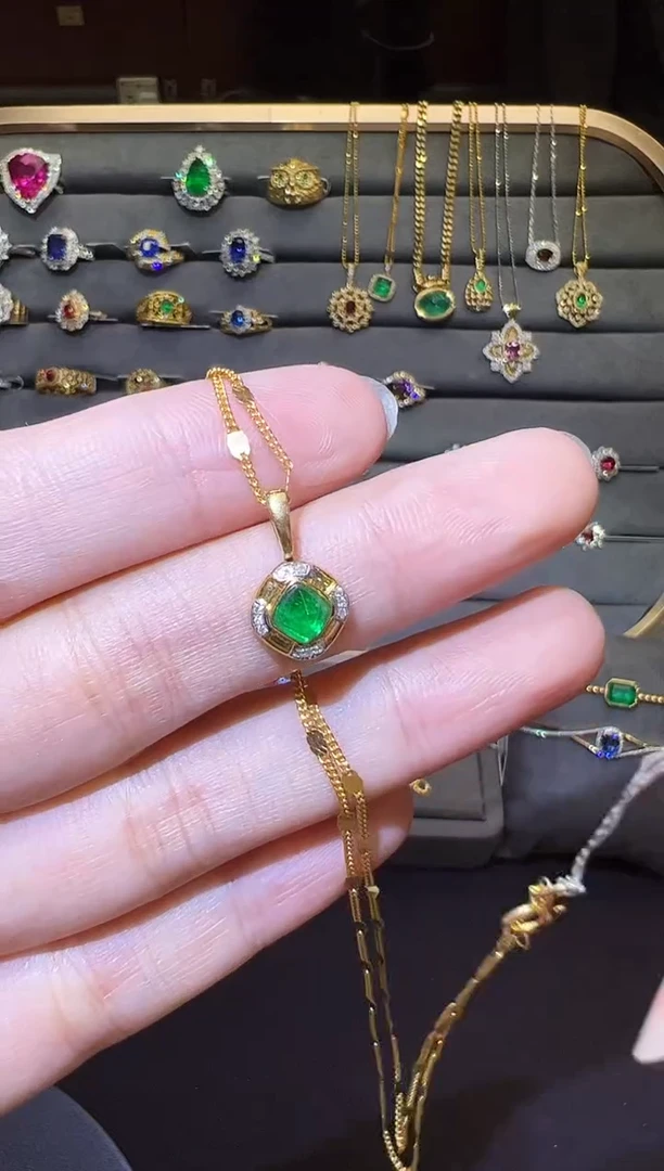 颈饰18K金镶嵌祖母绿0.45ct