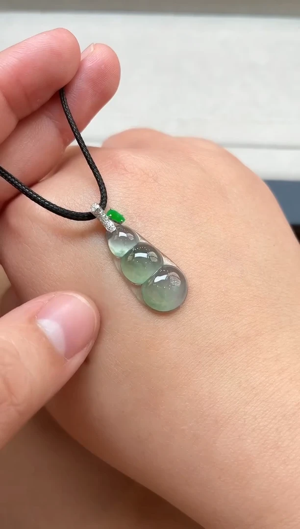 颈饰18K金镶嵌翡翠福豆