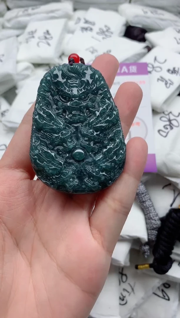 翡翠未镶嵌颈饰·