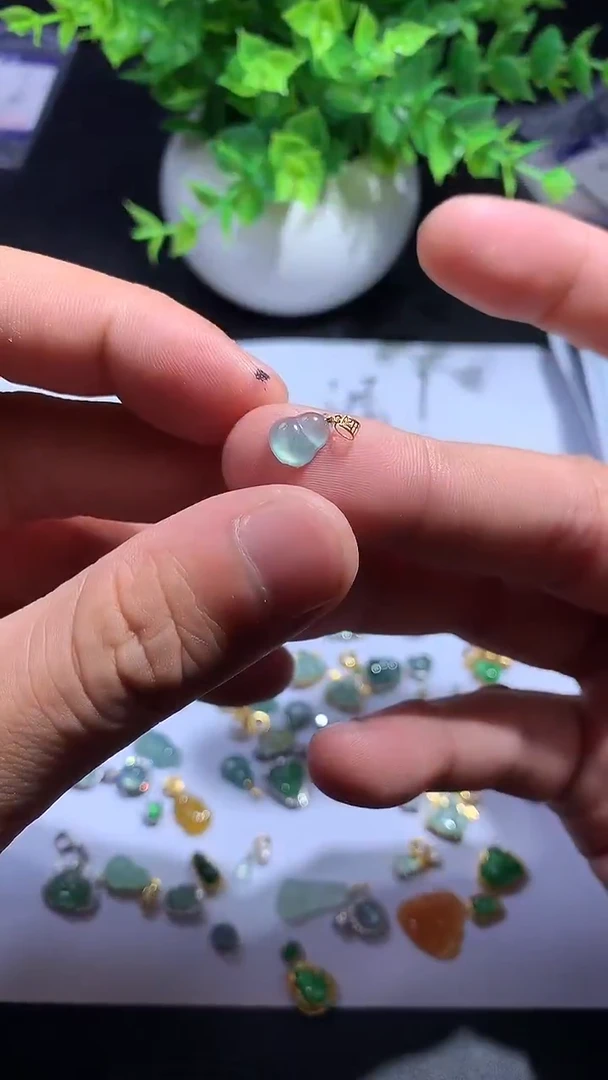 翡翠18K金镶嵌吊坠(不含链)1
