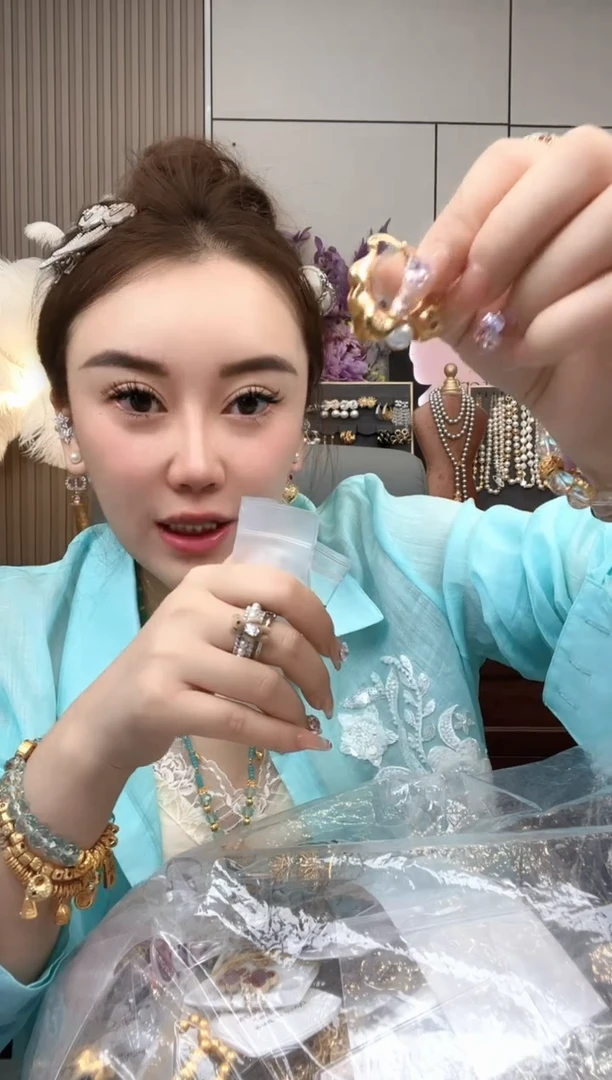 亚克力钛钢小赛耳环字母