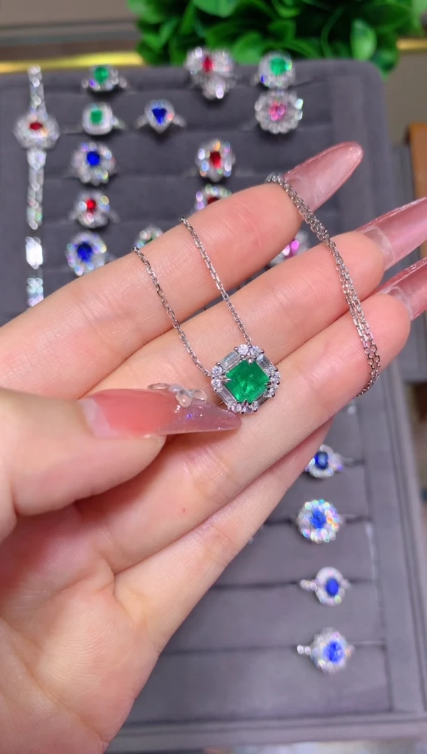 吊坠(赠链)18K金镶嵌祖母绿1.21CT