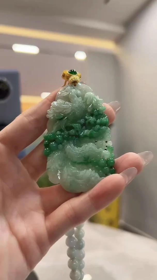 翡翠未镶嵌颈饰凤凰