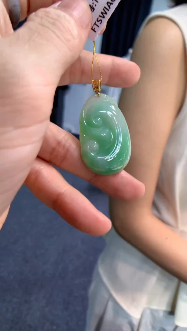 颈饰18K金镶嵌翡翠如意