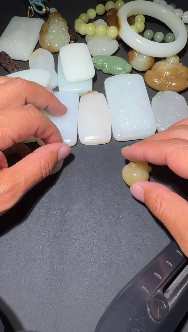 未镶嵌和田玉（糖玉）车挂和田玉