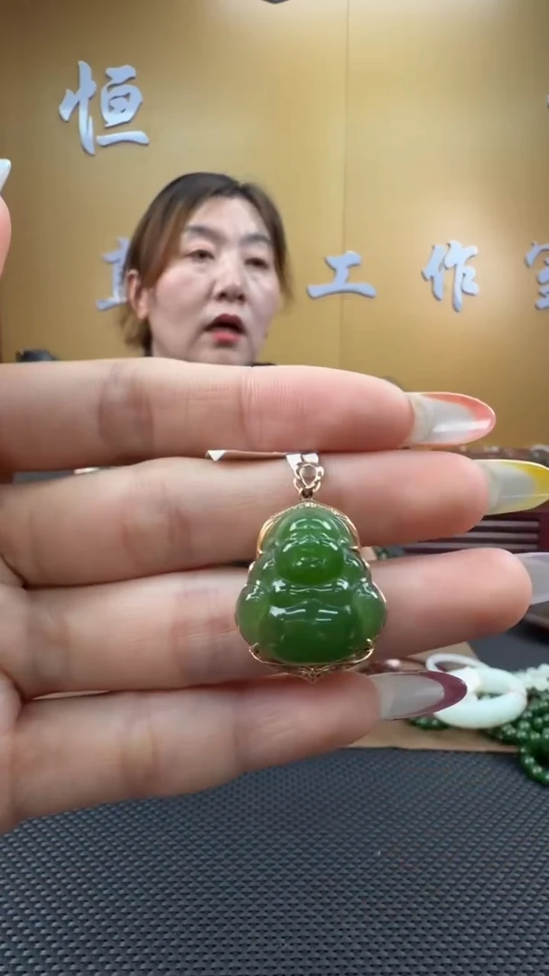 颈饰18K金镶嵌和田玉挂件