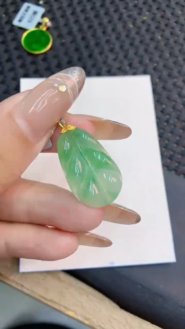 颈饰18K金镶嵌翡翠1