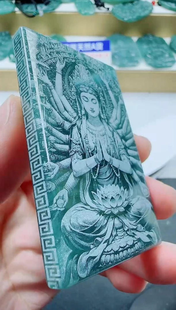 翡翠未镶嵌颈饰本命佛